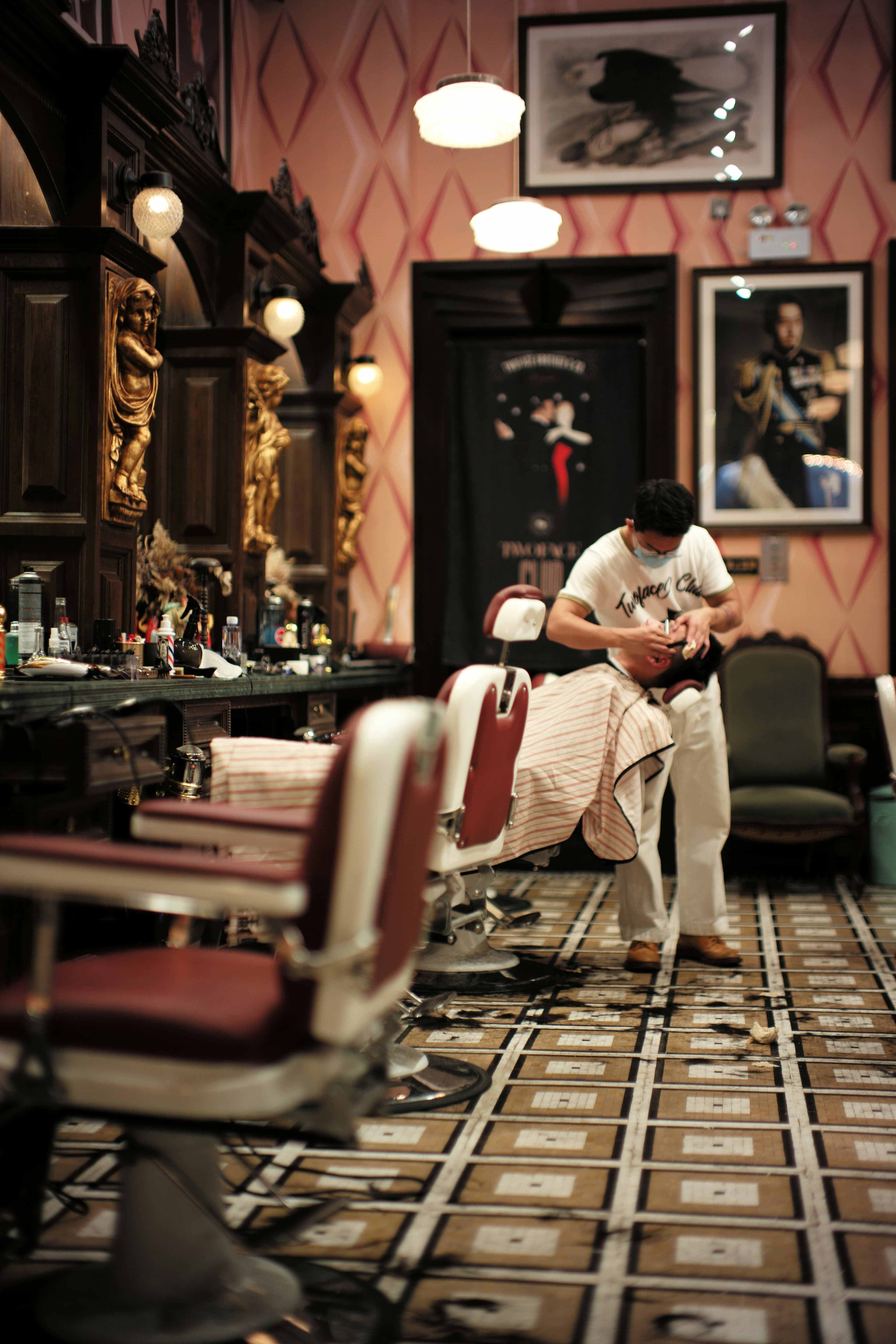 Barbero trabajando con un cliente